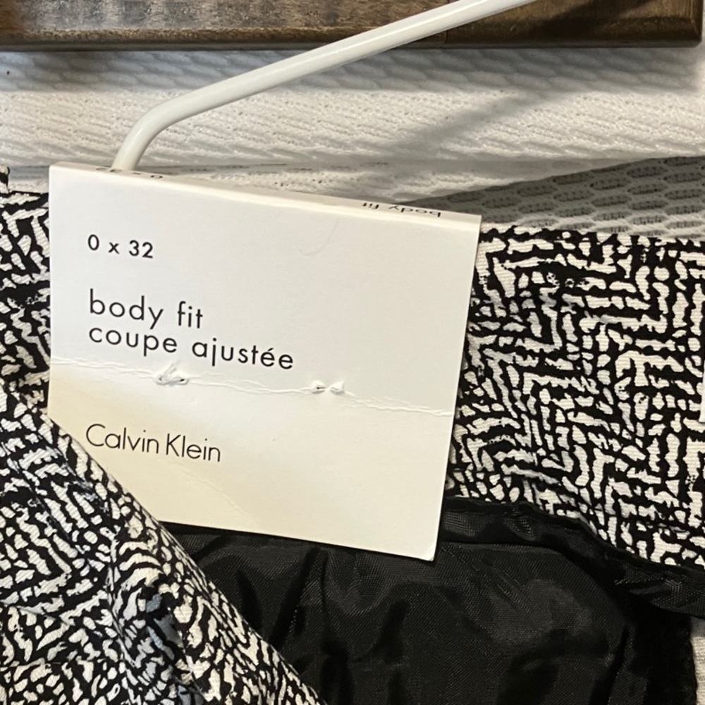 Calvin Klein Monochrome Abstract Design - Picture 3 of 9